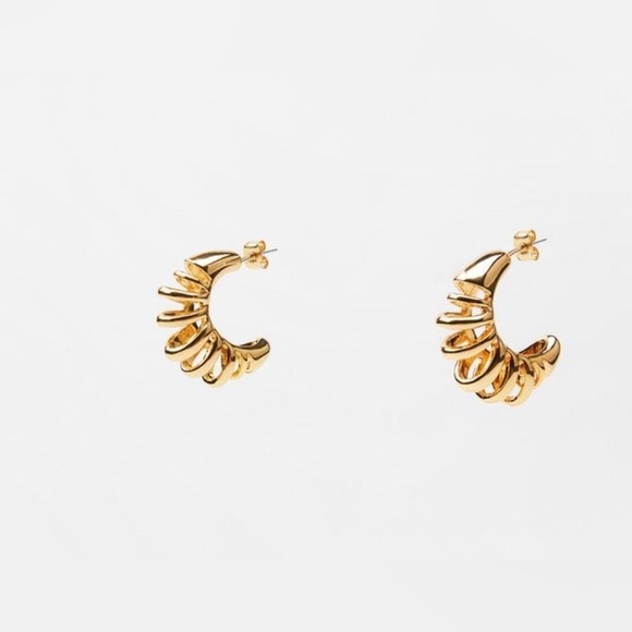 TWISTED HOOP EARRINGS - Golden | ZARA - Picture 4 of 7